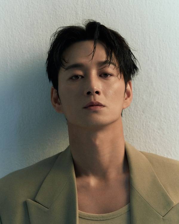 사진 출처= 길스토리이앤티 제공 / 배우 이현욱 프로필.
