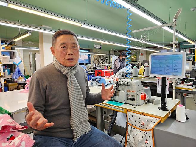 박인철 엘티엠원 회장이 자사 AI 기반 자동화 시스템을 적용한 재봉기를 설명하고 있다. /박용선 기자