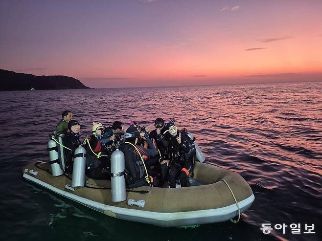 해질녘 선셋 다이빙에 나서는 다이버들.