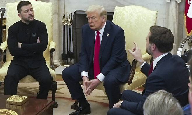 제이디 밴스 미국 부통령(오른쪽)이 28일 백악관 집무실에서 도널드 트럼프 대통령이 지켜보는 가운데 볼로디미르 젤렌스키 우크라이나 대통령(왼쪽)과 대화를 나누고 있다. 워싱턴/AP 연합뉴스