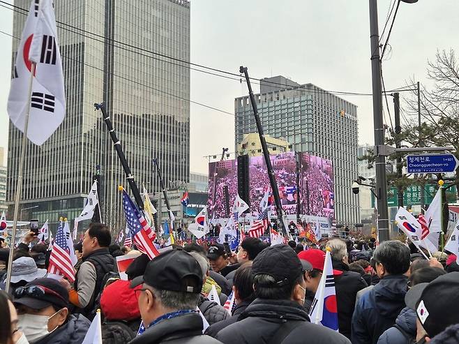 1일 광화문 광장에는 탄핵 반대 집회가 열렸다.