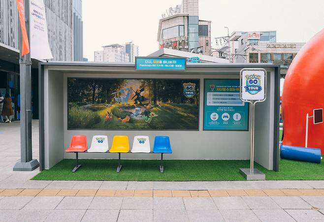 ▲ 정류장 콘셉트로 꾸며진 포토존, 모험을 떠나고 싶게 생겼군요