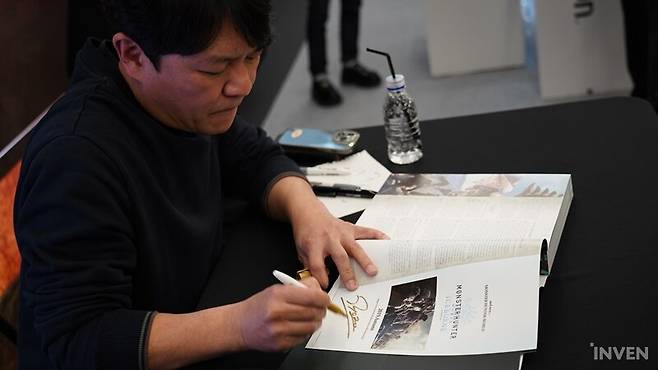 ▲ 저자란에 사인을 새기는 츠지모토 료조 PD (저자 아님)