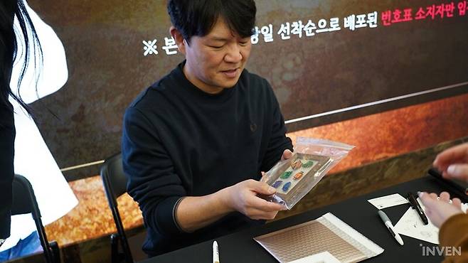 ▲ 아이루 유저에게 선물로 뱃지를 받은 츠지모토 료조 PD