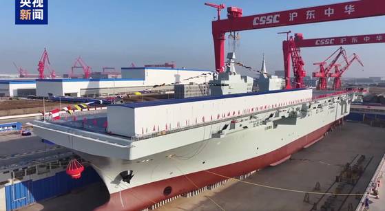 중국 인민해방군 해군 076형 강습상륙함 쓰촨함. 가건물로 가려진 부분은 전자기식 캐터펄트로 보인다. CCTV-13 캡처