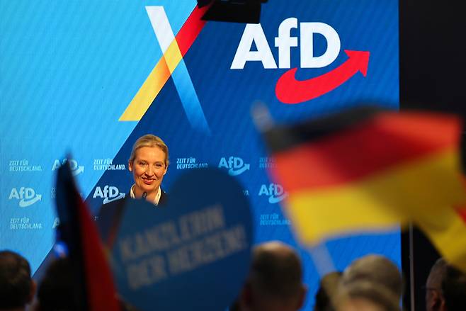 독일 극우 정당 ‘독일을 위한 대안(AfD)’의 공동 대표인 알리스 바이델이 지난 2월 23일(현지시간) 연방의회 총선 출구조사 결과가 나오자 환하게 웃고 있다. 로이터연합뉴스