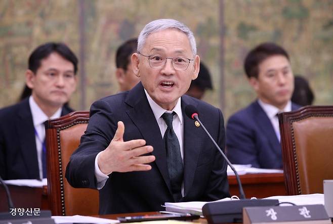 유인촌 문화체육관광부 장관이 지난해 10월 국회 문화체육관광위원회 국정감사에서 질의에 답변하고 있다. 권도현 기자