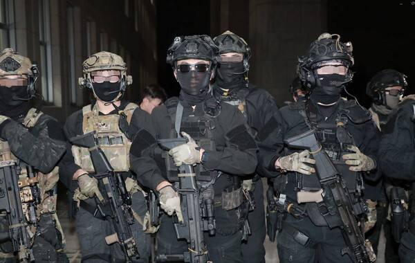 ▲2024년 12월3일 국회 본청 앞에서 총기를 들고 자세를 취하는 계엄군. 사진=김용욱 기자