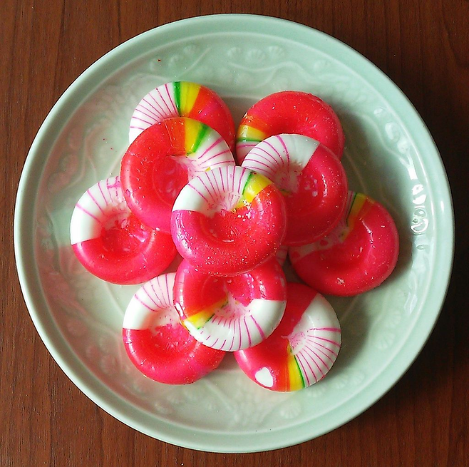 옥춘당의 불량식품적인 색감. 하지만 태생은 궁중 잔칫상에도 올랐던 귀한 몸이다. [사진 출처=위키피디아, MaeveCosgrave]