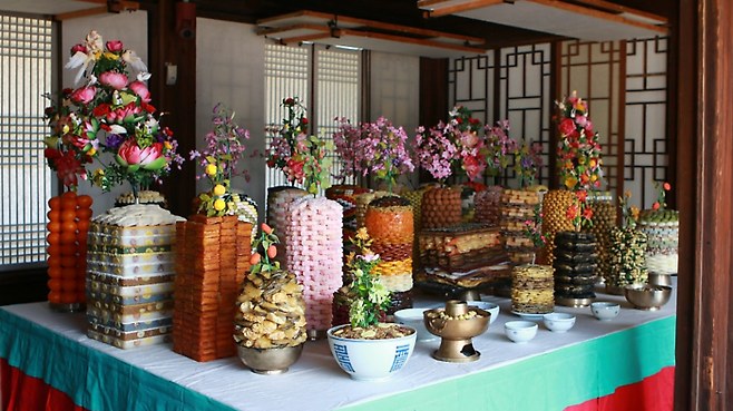 궁중 잔치 때 차리는 고배상의 위엄. 위 사진은 1892년 고종 재위 30주년 축하 잔칫상 차림 ‘진어대탁찬안’을 궁중음식연구원이 재현한 것이다. 총 25그릇의 음식이 오른 상으로 떡과 과자, 과일은 30~36㎝까지 높게 쌓아 올린 것을 볼 수 있다. [사진 출처=종로구청 ‘궁중잔치를 열다’ 블로그]