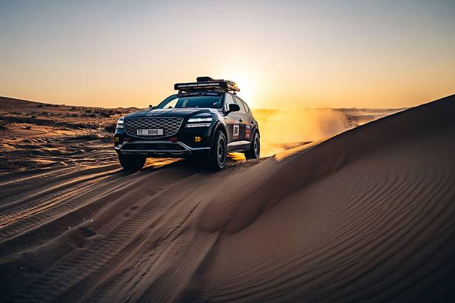 제네시스 ‘GV80 데저트 에디션’ 다카르 랠리 사막 주행 [사진출처=현대차그룹]