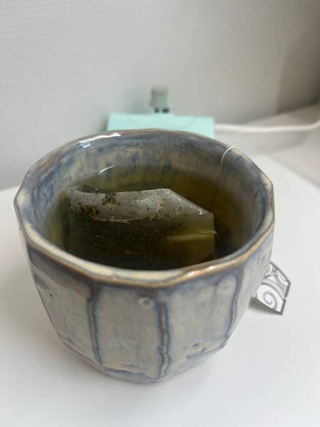 은퇴 후 뭘 할 지 몰라하던 엄마를 위해 도예와 난타를 알아봐주고 끊어주었단 속 깊은 딸. 그 덕분에 무척 재밌어해 좋다고. 재능 있는 엄마가 만든 찻잔. 올 겨울 독자님 목을 책임지고 있단다./사진=독자 제공