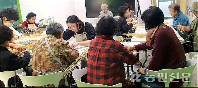 도자기와 양구 짚풀이 만나 새로운 작품이 탄생하는 수업 현장.