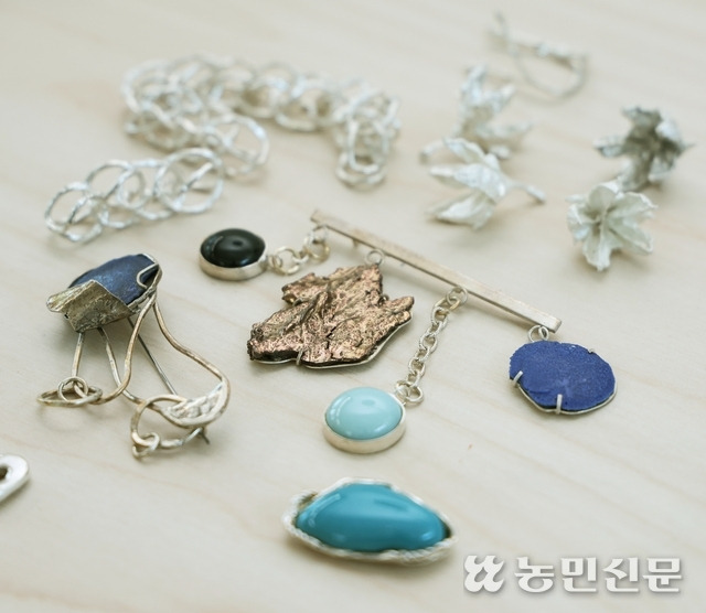 강원 양구지역 주민이 직접 제작한 주얼리. 백자를 굽고 남은 자투리인 재생백토를 보석 대신 끼운 작품이다.