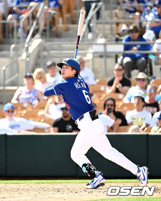 [OSEN=글렌데일(미국), 이대선 기자] '코리안 데이'였다.&nbsp;이정후(샌프란시스코 자이언츠)와 김혜성(LA 다저스)이 맞대결에서 나란히 맹활약했다. &nbsp;LA 다저스와 샌프란시스코 자이언츠는 2일(이하 한국시간) 미국 애리조나주 글렌데일의 캐멀백 랜치에서 2025 메이저리그 시범경기를 치렀다.&nbsp;이날 김혜성은 8번 유격수로,&nbsp;이정후는 3번 중견수로 각각 선발 출장했다. 이정후가 총알 2루타로 선제 타점을 올리자, 7푼 타율로 마음고생을 하던 김혜성은 시범경기 첫 홈런포를 터뜨렸다.5회초 무사에서 LA 다저스 김혜성이 좌월 솔로 홈런을 치고 있다. 2025.03.02 / sunday@osen.co.kr