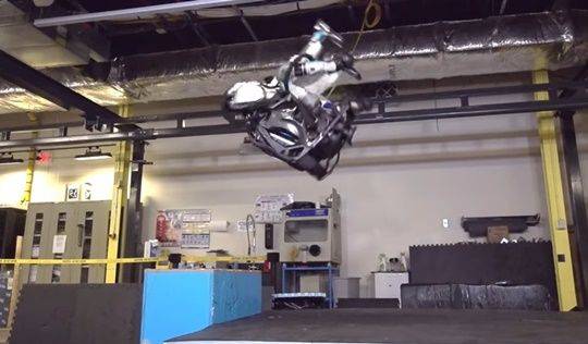 미국 보스턴다이내믹스의 휴머노이드 로봇 ‘아틀라스’가 백플립(백덤블링)을 하고 있다. 유튜브 캡처