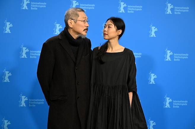2022년 2월16일 제72회 베를린 국제영화제에 참석한 홍상수 감독과 배우 김민희씨. ⓒEPA