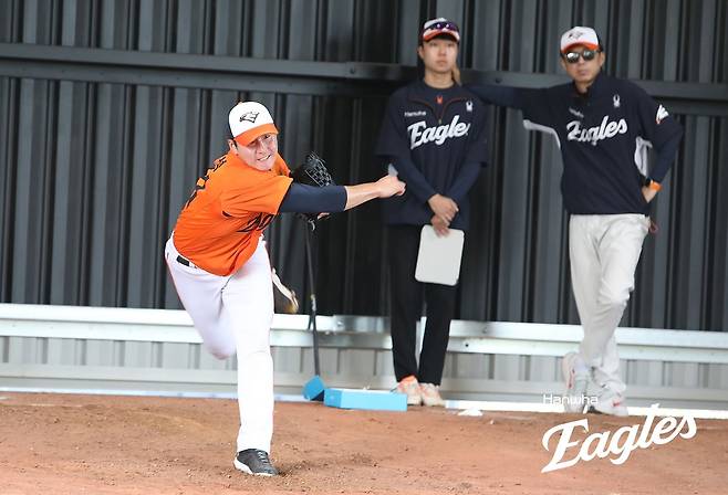 박부성이 호주 멜버른 스프링캠프에서 불펜 투구하고 있다. 한화 이글스 제공