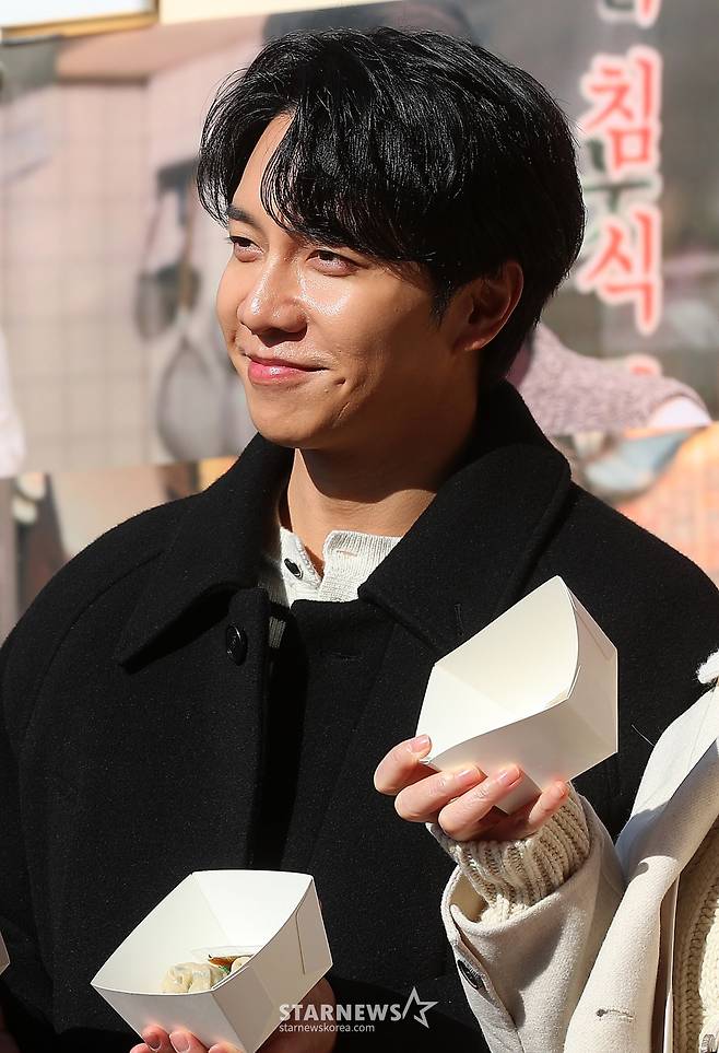 배우 이승기가 10일 오후 서울 중구 한국프레스센터 앞 광장에서 진행된 영화 '대가족' 만두트럭 이벤트 행사에 참석해 미소를 짓고 있다. '대가족'은 스님이 된 아들(이승기 분) 때문에 대가 끊긴 만두 맛집 '평만옥' 사장(김윤석)에게 세상 본 적 없던 귀여운 손주들이 찾아오면서 생각지도 못한 기막힌 동거 생활을 하게 되는 가족 코미디. 11일 개봉한다. 2024.12.10 /사진=김창현 chmt@