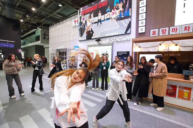 MWC25KT가 스페인 바르셀로나에서 개최된 MWC25에서 AI를 일상과 접목한 새로운 고객 체험장(AI Experience)을 선보였다고 3일 밝혔다. KT 전시관 K-팝 댄스 챌린지(K-POP Dance Challenge)에서 댄서들이 K-팝 춤을 추는 모습.