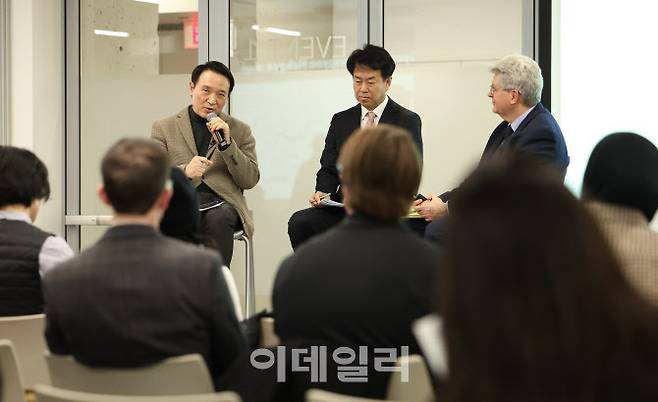 미국 현지시각 26일 오후 임태희 경기도교육감이 하버드대 특강에 참석한 학생과 교수들의 질의에 답하고 있다.(사진=경기도교육청)