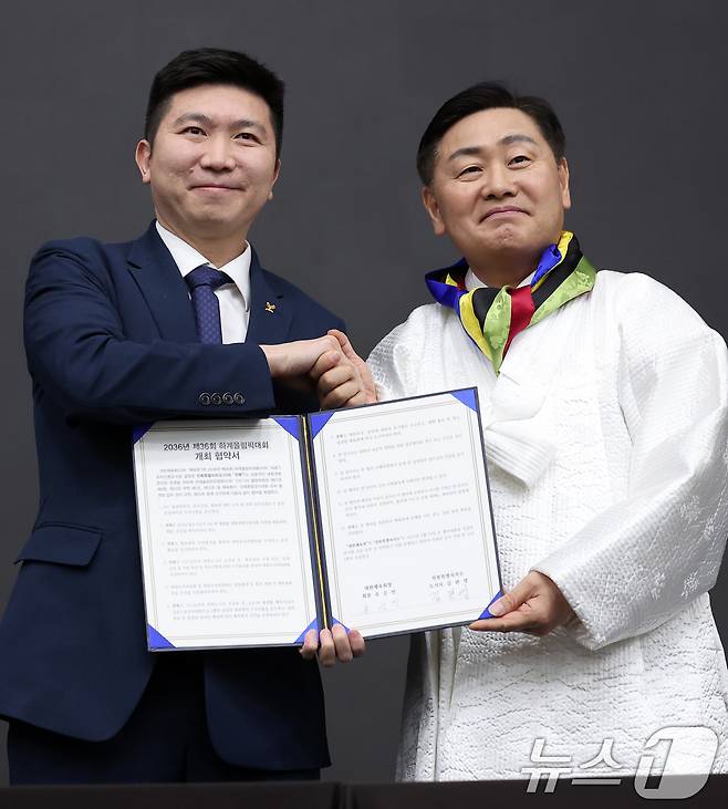 김관영 전라북도도지사가 28일 서울 송파구 올림픽파크텔에서 열린 대한체육회 대의원총회에서 2036년 하계올림픽대회 개최 협약서에 서명한 후 유승민 대한체육회장과 기념촬영을 하고 있다. 2025.2.28/뉴스1 ⓒ News1 김성진 기자