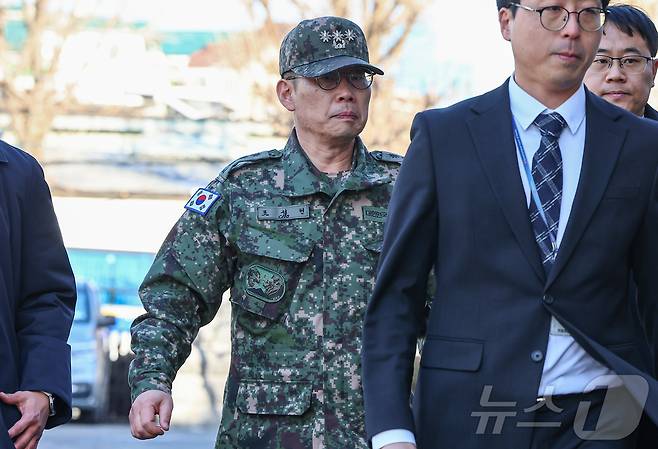 조성현 수도방위사령부 제1경비단장이 13일 서울 종로구 헌법재판소에서 열린 윤석열 대통령 탄핵 심판 8차 변론에 증인으로 출석하고 있다. 2025.2.13/뉴스1 ⓒ News1 김도우 기자