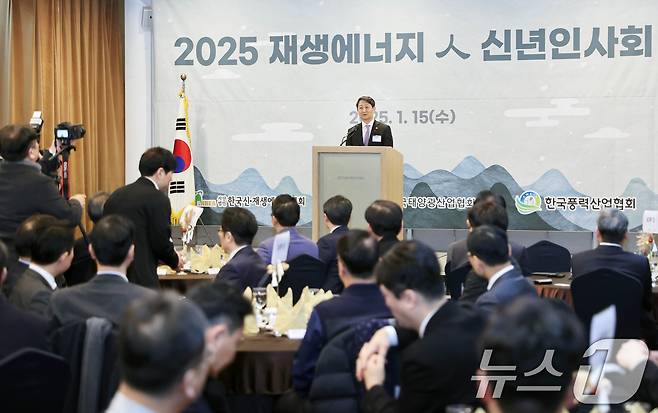 안덕근 산업통상자원부 장관이 15일 오전 서울 역삼동 SC컨벤션센터에서 열린 '2025년 재생에너지인 신년인사회'에서 축사하고 있다. (산업통상자원부 제공) 2025.1.15/뉴스1