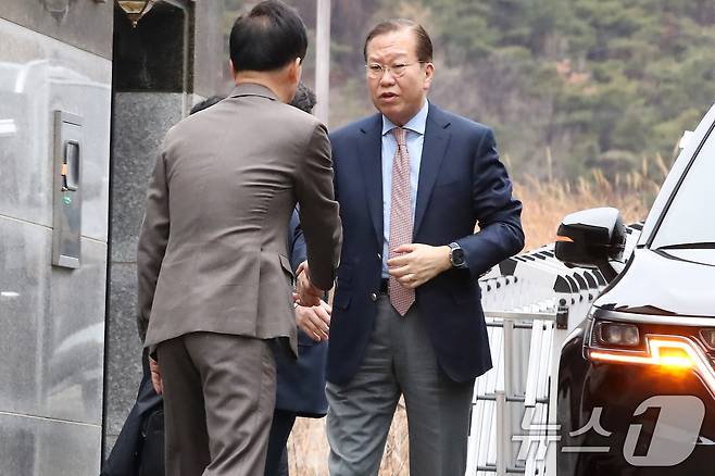 권영세 국민의힘 비상대책위원장이 3일 오후 박근혜 전 대통령을 예방하기 위해 대구 달성군 유가읍 사저 앞에 도착해 유영하 의원과 인사 나누고 있다. 2025.3.3/뉴스1 ⓒ News1 공정식 기자