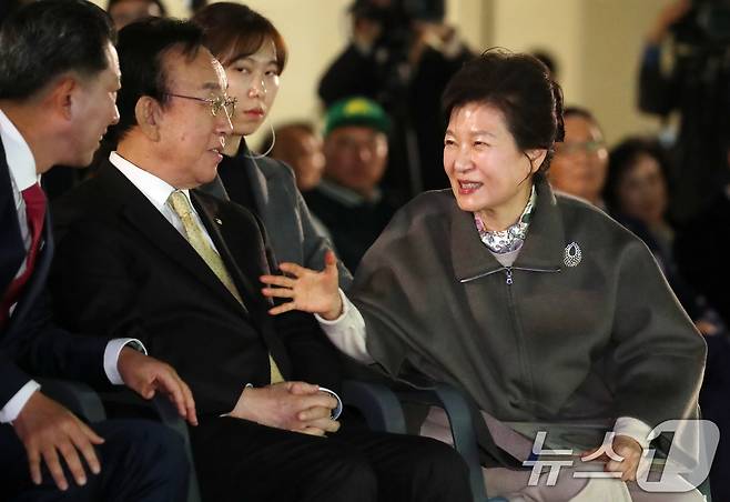 박근혜 전 대통령이 14일 경북 구미코에서 열린 '박정희 대통령 탄신 107돌 문화행사'에 참석해 박정희 복원 영상 메시지를 관람한 뒤 김관용 민주평화통일자문회의 수석부의장(전 경북도지사), 김장호 구미시장과 대화하고 있다. 2024.11.14/뉴스1 ⓒ News1 공정식 기자