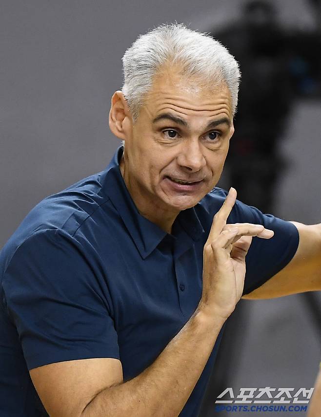 19일 의정부 경민대체육관에서 열린 KB손해보험과 우리카드의 경기. KB손해보험 레오나르도 아폰소 감독. 의정부=정재근 기자 cjg@sportschosun.com/2025.2.19/