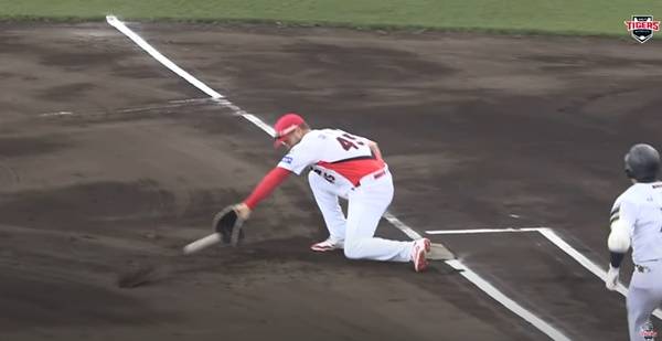 김도영의 악송구를 받아준 패트릭 위즈덤. ⓒ유튜브 채널 '기아타이거즈-갸티비'