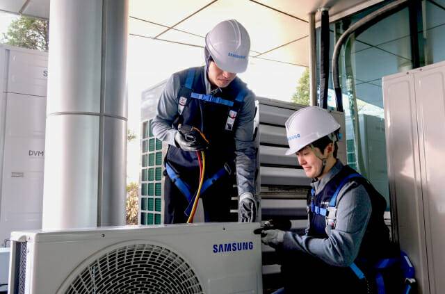 삼성전자서비스 엔지니어가 에어컨 사전점검 서비스를 제공하는 모습(사진=삼성전자서비스)