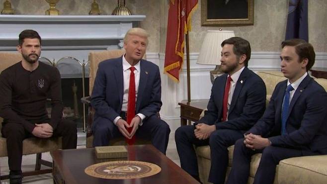 1일 미국에서 방송된 정치 풍자 코미디 프로그램 SNL이 미국과 우크라이나의 정상 회담을 재연한 극중 한 장면. 트럼프 오른쪽은 각각 JD밴스 부통령과 마코 루비오 국무장관 역할의 배우들. SNL 유튜브 캡처