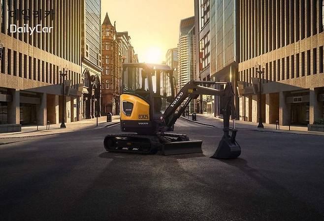 볼보건설기계, 소형 전기 굴착기 ECR25