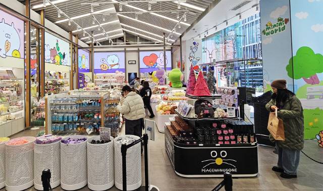 2월 13일 오후 12시 일본 도쿄 라인프렌즈스퀘어 시부야에서 방문객들이 다양한 캐릭터 상품을 둘러보고 있다. 김미경기자