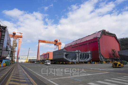 24일 HD현대삼호에서 육상건조공법으로 건조되고 있는 LNG운반선의 모습. 양호연 기자