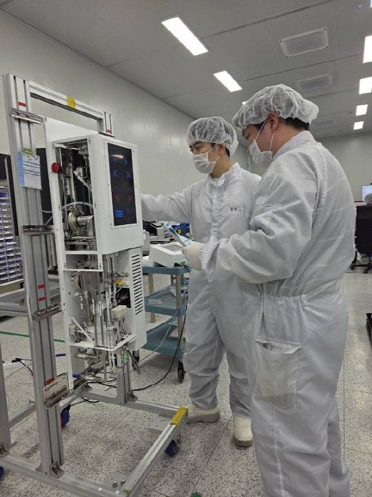 26일 경기 용인 저스템 1공장에서 반도체 엔지니어들이 장비 검증을 진행하고 있다.