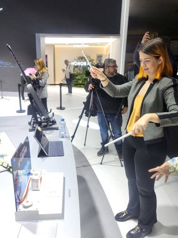 3일(현지시간) 스페인 바르셀로나에서 열린 MWC 2025 아너 전시관에서 관람객이 에어 드럼을 체험하고 있다. 사진=장민권 기자