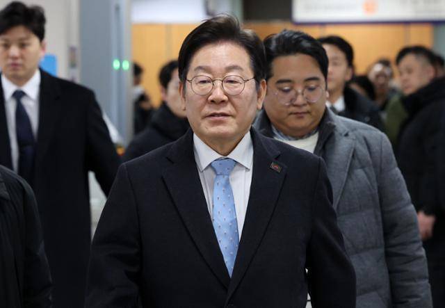 이재명 더불어민주당 대표가 19일 서울 서초구 서울중앙지법에서 열린 공직선거법 위반 혐의 항소심 4차 공판에 출석하고 있다. 뉴스1