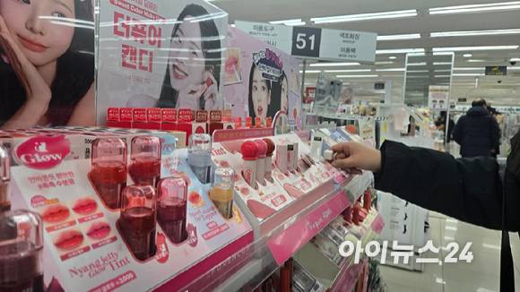 서울의 다이소 매장에서 한 소비자가 화장품을 고르고 있다. [사진=아이뉴스24 DB]