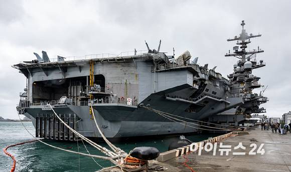 3일 부산 작전기지에 미국 해군 제1항모강습단 소속 핵 추진 항공모함 '칼빈슨함'(CVN-70)이 입항해 있다. [사진=사진공동취재단]