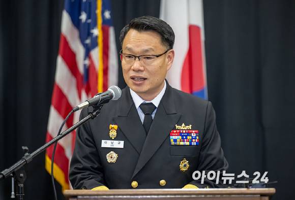 3일 부산 작전기지에 입항한 미국 핵 추진 항공모함 '칼빈슨함'(CVN-70) 격납고에서 이남규(준장) 해군작전사령부 해양작전본부장이 발언하고 있다. [사진=사진공동취재단]
