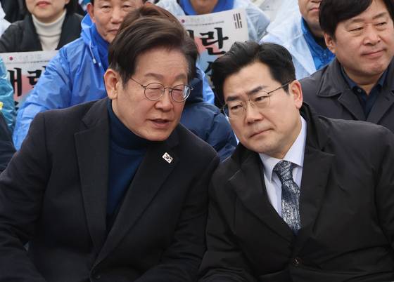 더불어민주당 이재명 대표와 박찬대 원내대표가 1일 서울 종로구 안국동 사거리에서 열린 '야 5당 공동 내란종식·민주헌정수호를 위한 윤석열 파면 촉구 범국민대회'에서 대화하고 있다. 연합뉴스