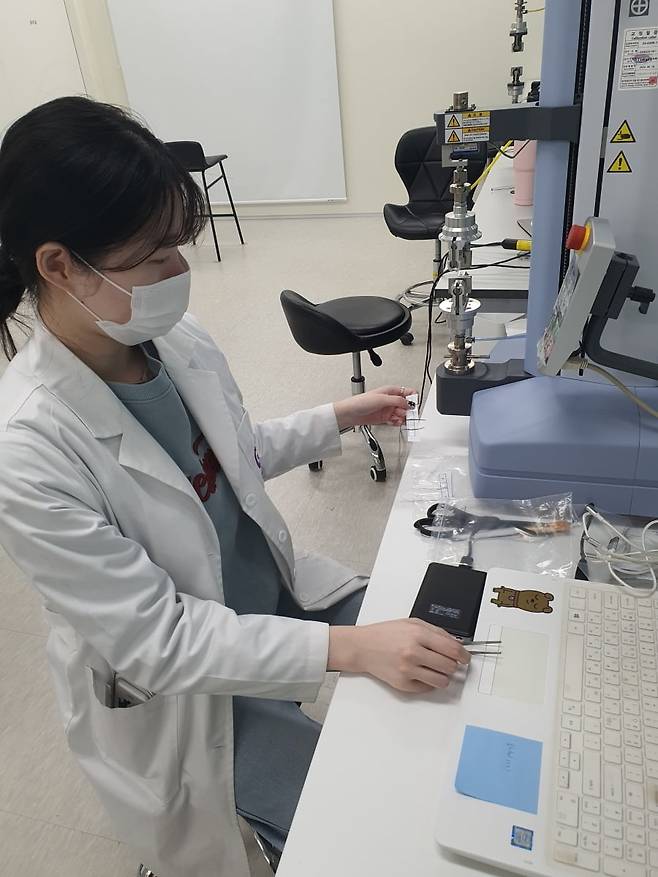 조금빈 연구원이 머리카락 인장강도를 체크하고 있다. 윤현주 기자