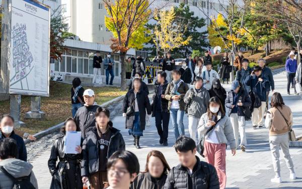 지난해 11월 부산대에서 진행된 2025학년도 대학입학 수시모집 논술고사를 마친 수험생들이 학교를 빠져나오고 있다. 국제신문DB