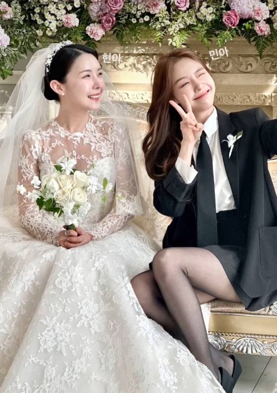 Minah of K-pop girl group Girl's Day attends her sister's wedding wearing a black get-up. [SCREEN CAPTURE]