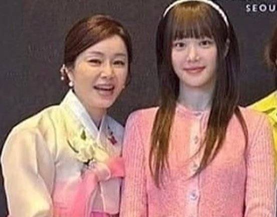 Actor Lee Yu-bi, right, received public backlash when she appeared at her sister's wedding wearing a pink-hued outfit. [SCREEN CAPTURE]
