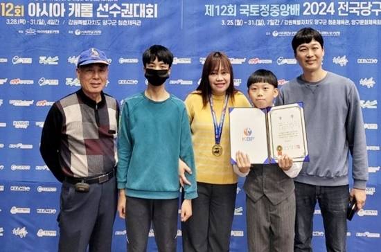환희는 선수 등록 후 처음 출전한 3월 국토정중앙배에서 우승했다. 아빠 이성훈씨는 대견스럽고 울컥했다고 했다. 시상식 후 가족의 기념촬영. (왼쪽부터) 할아버지, 형, 엄마, 환희, 아빠. (사진=환희 아빠)