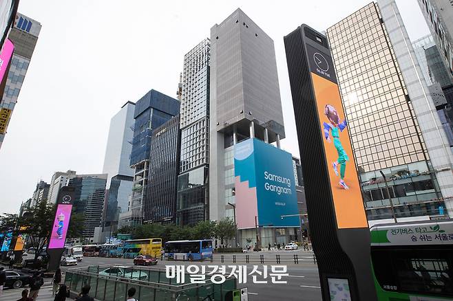 서울 강남대로 일대 미디어폴이 설치되어 있는 모습. 삼성전자